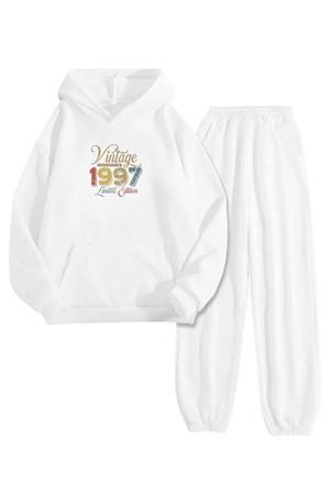 Beyaz Eşofman Takımı – Vintage 1997 Baskılı, Kapüşonlu Sweatshirt ve Jogger Pantolon