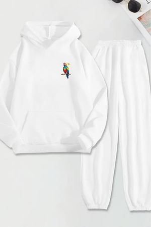 Beyaz Eşofman Takımı – Renkli Papağan Baskılı, Kapüşonlu Sweatshirt ve Jogger Pantolon