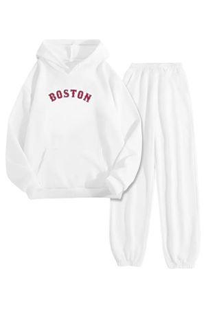 Beyaz Eşofman Takımı – Kırmızı Boston Baskılı, Kapüşonlu Sweatshirt ve Jogger Pantolon