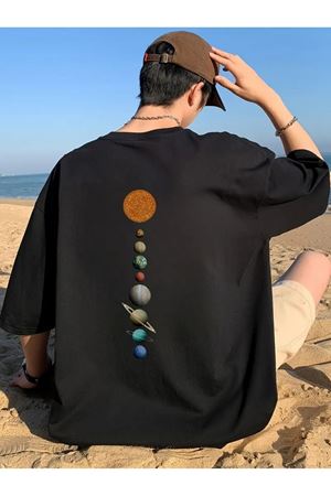 Oversize Siyah Uzay Temalı Tişört – Astronot & Güneş Sistemi Desenli