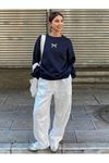 Kadın Minimal Fiyonk Baskılı Lacivert Bisiklet Yaka Sweatshirt - Oversize Şardonlu