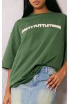 Prettylittlething Süprem T-Shirt - Nefti Yeşil Baskılı Oversize Bisiklet Yaka Kısa Kol Tişört