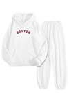 Beyaz Eşofman Takımı – Kırmızı Boston Baskılı, Kapüşonlu Sweatshirt ve Jogger Pantolon