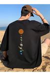 Oversize Siyah Uzay Temalı Tişört – Astronot & Güneş Sistemi Desenli