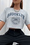 Brooklyn 1898 Adventure Baskılı Kadın Crop Grimelanj T-shirt