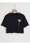 Siyah Happy Papatya Baskılı Crop Tshirt - Oversize Bisiklet Yaka